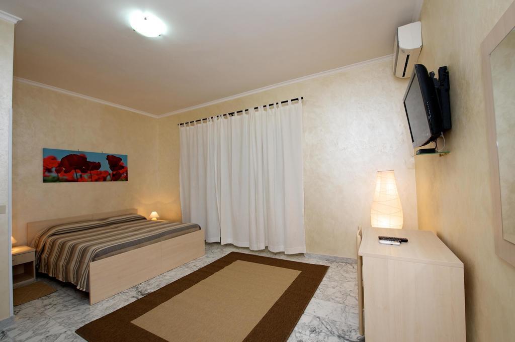 Guesthouse Holiday And Roma Ngoại thất bức ảnh