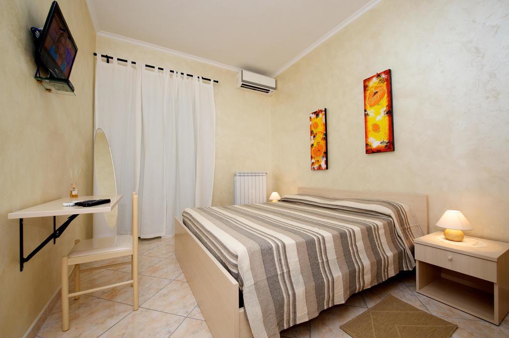 Guesthouse Holiday And Roma Ngoại thất bức ảnh